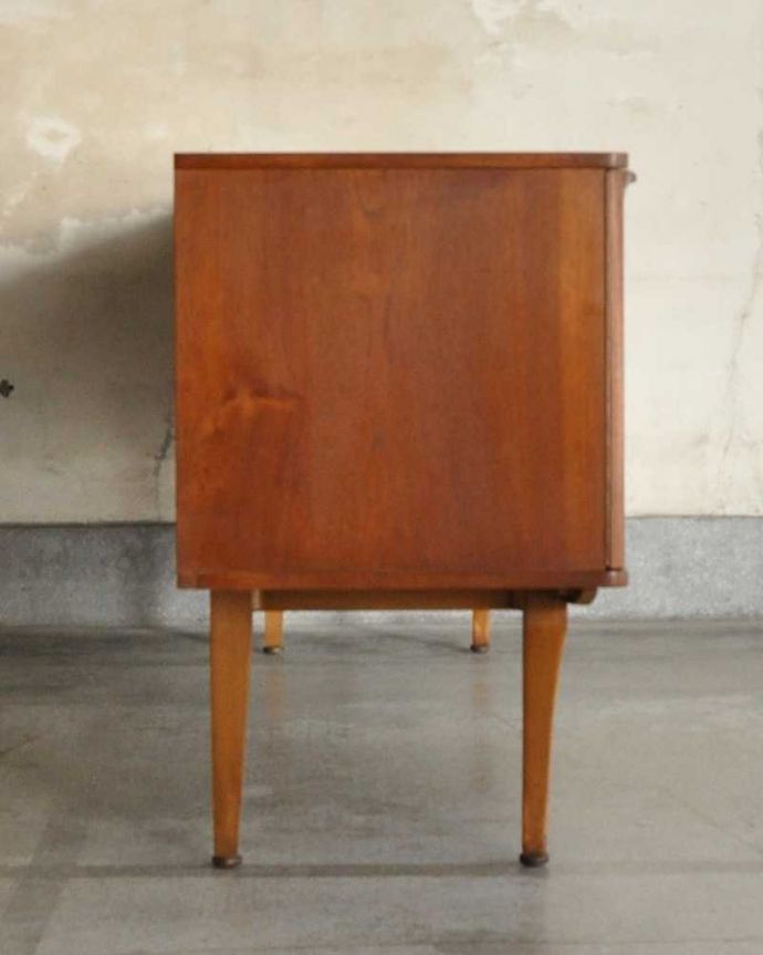 アンティークのキャビネット　アンティーク家具　テレビボードにおススメの北欧スタイルのヴィンテージ家具、Stonehill社のサイドボード 。横から見てもスッキリどこから見てもスッキリとしてステキなヴィンテージ。(x-1157-f)