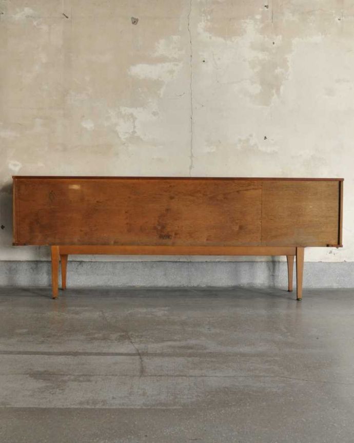 アンティークのキャビネット　アンティーク家具　テレビボードにおススメの北欧スタイルのヴィンテージ家具、Stonehill社のサイドボード 。もちろん後ろ姿もキレイですビンテージは新品ではないので、もちろん経年変化によるキズはあります。(x-1157-f)