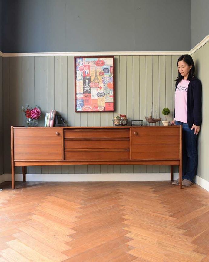 アンティークのキャビネット アンティーク家具 北欧スタイルに似合うイギリスのアンティーク家具、ヴィンテージサイドボード。人気のヒミツは北欧スタイルのデザインやっぱりスッキリとカッコイイ北欧デザインが人気のサイドボード。(x-1158-f)