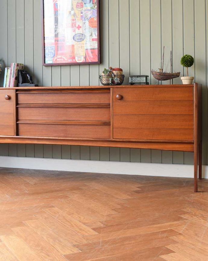 アンティークのキャビネット アンティーク家具 北欧スタイルに似合うイギリスのアンティーク家具、ヴィンテージサイドボード。ヴィンテージ家具らしいあたたかさ。(x-1158-f)