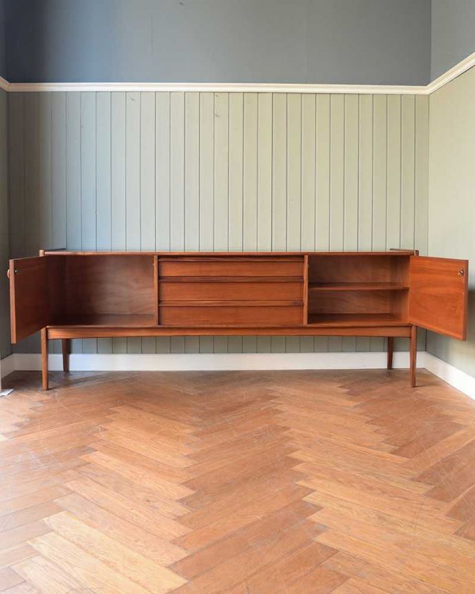 アンティークのキャビネット アンティーク家具 北欧スタイルに似合うイギリスのアンティーク家具、ヴィンテージサイドボード。扉の奥はたっぷり収納扉を開けると、中にはたっぷりの収納。(x-1158-f)