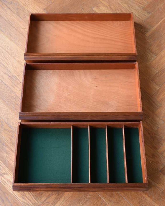 アンティークのキャビネット アンティーク家具 北欧スタイルに似合うイギリスのアンティーク家具、ヴィンテージサイドボード。キレイにお直ししました引き出しの中も修復の際、専門の職人がキレイにしました。(x-1158-f)