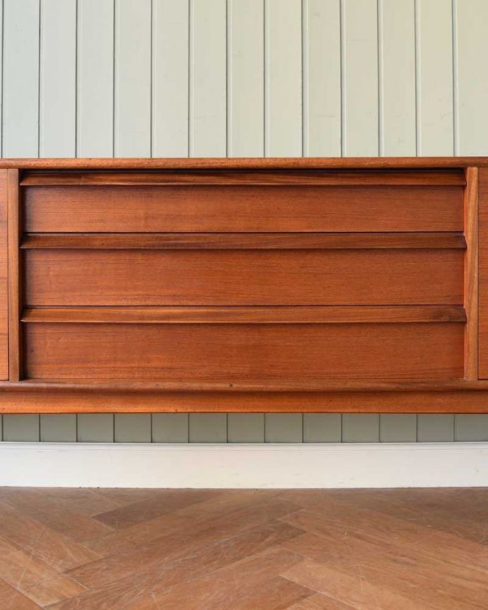 アンティークのキャビネット アンティーク家具 北欧スタイルに似合うイギリスのアンティーク家具、ヴィンテージサイドボード。デザインの一部になっている取っ手取っ手のデザインもシンプルかつ機能的に。(x-1158-f)