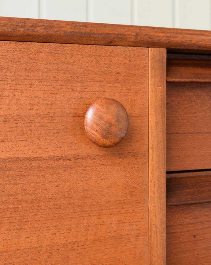 アンティークのキャビネット アンティーク家具 北欧スタイルに似合うイギリスのアンティーク家具、ヴィンテージサイドボード。扉の木目があたたかさを演出クールなデザインなのに、なんだかほっとするあたたかさ。(x-1158-f)