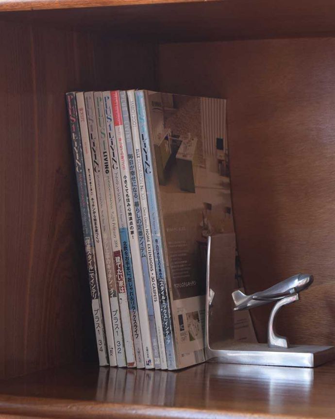 アンティークのキャビネット アンティーク家具 北欧スタイルに似合うイギリスのアンティーク家具、ヴィンテージサイドボード。扉の中は収納たっぷりA4サイズの雑誌までしっかり収納出来ちゃう大きさ。(x-1158-f)