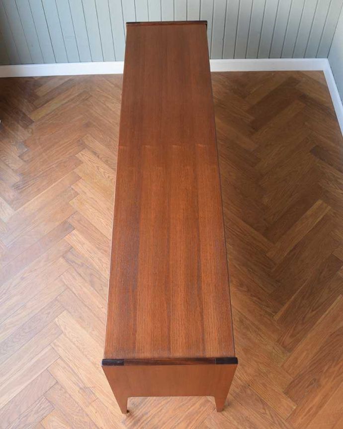 アンティークのキャビネット アンティーク家具 北欧スタイルに似合うイギリスのアンティーク家具、ヴィンテージサイドボード。天板の塗装もキレイに仕上げましたヴィンテージの家具は修復方法が様々。(x-1158-f)