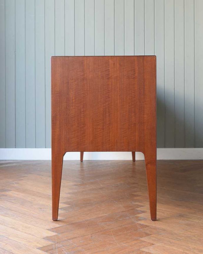 アンティークのキャビネット アンティーク家具 北欧スタイルに似合うイギリスのアンティーク家具、ヴィンテージサイドボード。横から見てもスッキリどこから見てもスッキリとしてステキなヴィンテージ。(x-1158-f)