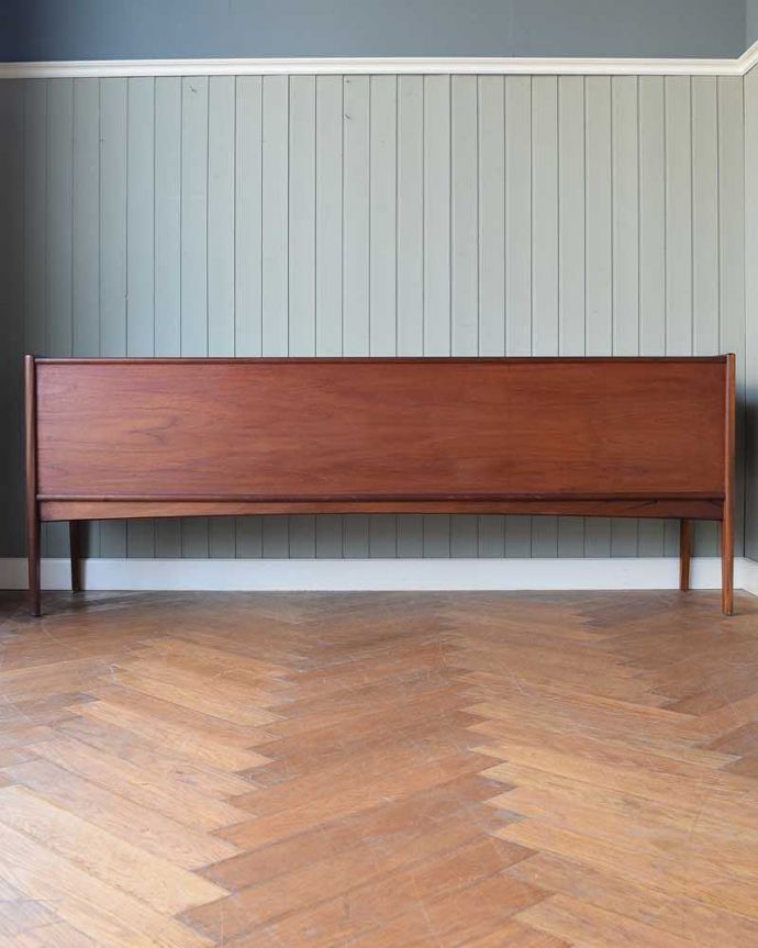 アンティークのキャビネット アンティーク家具 北欧スタイルに似合うイギリスのアンティーク家具、ヴィンテージサイドボード。もちろん後ろ姿もキレイですビンテージは新品ではないので、もちろん経年変化によるキズはあります。(x-1158-f)