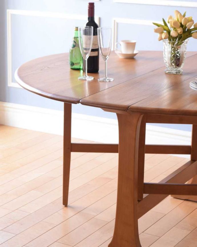 アーコールの家具 アンティーク家具 アーコール社(ERCOL)のヴィンテージ家具、スッキリとしたデザインのドロップリーフテーブル 。自慢はやっぱりゲート(門)のような脚まるでゲート(門)が開くような脚の形から名前が付けられたゲートレッグテーブル。(x-1159-f)