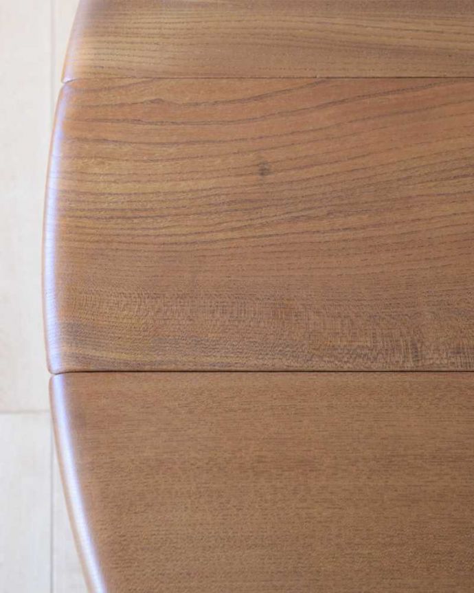 アーコールの家具 アンティーク家具 アーコール社(ERCOL)のヴィンテージ家具、スッキリとしたデザインのドロップリーフテーブル 。近づいて見てみると・・・手間暇を掛けてアンティーク家具専門の職人が丁寧に修復した天板は、木目も美しいんです。(x-1159-f)