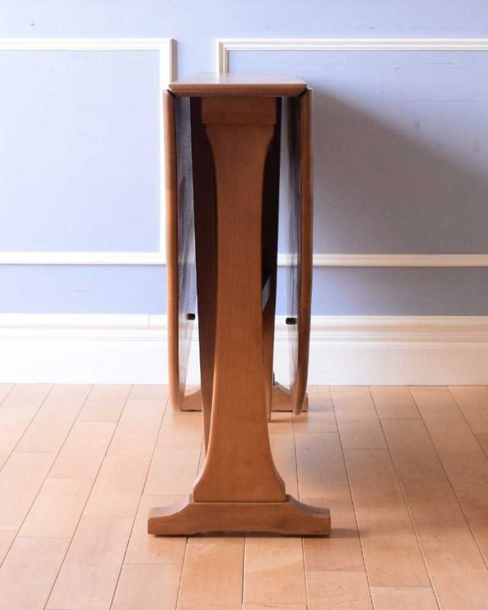 アーコールの家具 アンティーク家具 アーコール社(ERCOL)のヴィンテージ家具、スッキリとしたデザインのドロップリーフテーブル 。横から見てみると・・・テーブルを横から見るとこんな感じ。(x-1159-f)