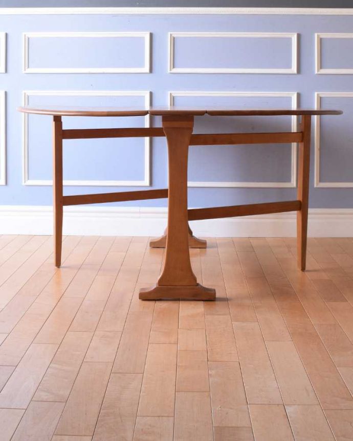 アーコールの家具 アンティーク家具 アーコール社(ERCOL)のヴィンテージ家具、スッキリとしたデザインのドロップリーフテーブル 。両方開けば大きなサイズゲートレッグテーブルはゲートが開くように作られた脚のデザインも印象的。(x-1159-f)