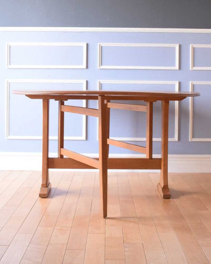 アーコールの家具 アンティーク家具 アーコール社(ERCOL)のヴィンテージ家具、スッキリとしたデザインのドロップリーフテーブル 。クルッと回転。(x-1159-f)