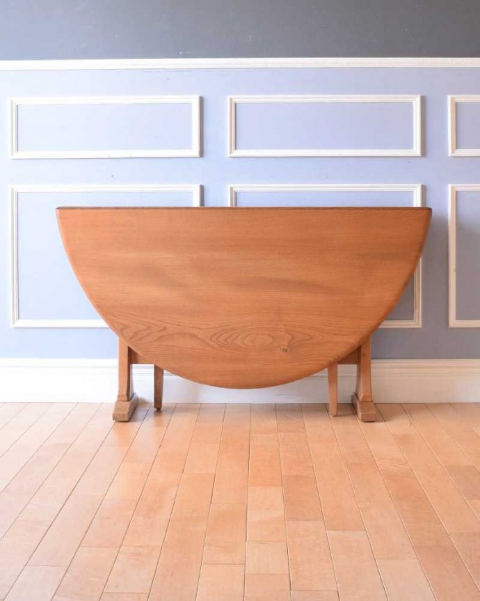 アーコールの家具 アンティーク家具 アーコール社(ERCOL)のヴィンテージ家具、スッキリとしたデザインのドロップリーフテーブル 。天板を閉じると…閉じて壁に付ければなんだか違う家具に見えちゃうんです。(x-1159-f)