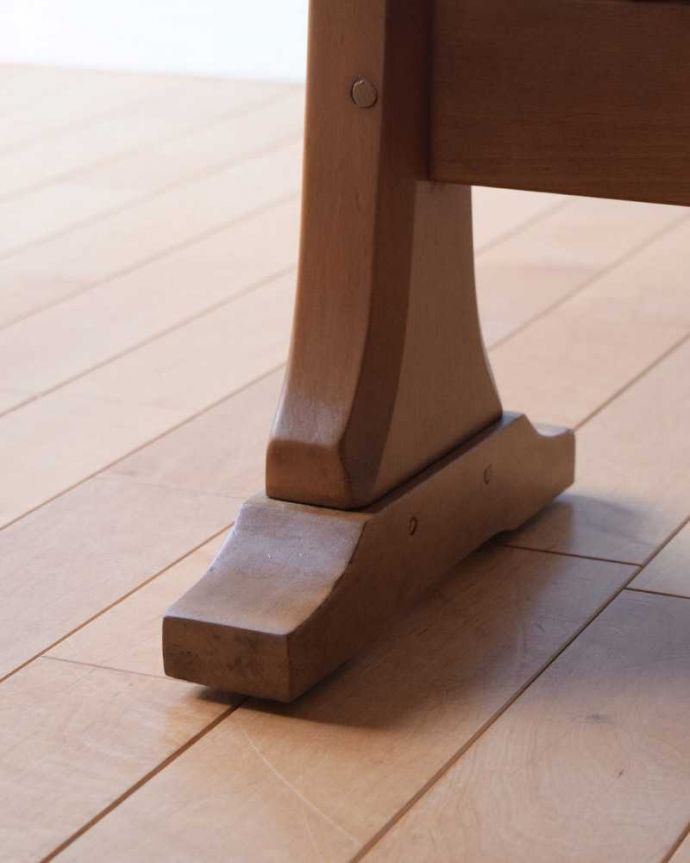 アーコールの家具 アンティーク家具 アーコール社(ERCOL)のヴィンテージ家具、スッキリとしたデザインのドロップリーフテーブル 。持ち上げなくても移動できます!Handleのアンティークは、脚の裏にフェルトキーパーをお付けしていますので、持ち上げなくても床を滑らせれば女性でも簡単に移動させることが出来ます。(x-1159-f)