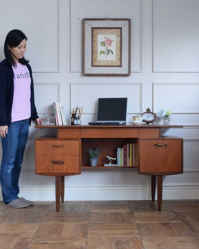 G-PLAN(Gプラン)　アンティーク家具　カッコイイ北欧テイストのビンテージ家具、G-planのライティングデスク（机）。スタイリッシュでカッコいい時間が過ごせるデスク北欧スタイルのデザインがスタイリッシュな雰囲気のヴィンテージのデスク。(x-1160-f)