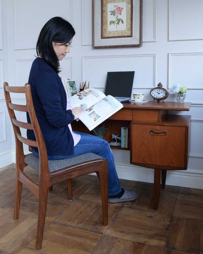 G-PLAN(Gプラン)　アンティーク家具　カッコイイ北欧テイストのビンテージ家具、G-planのライティングデスク（机）。仕事の時間も、自分だけの時間も･･･ここに座るだけで、なんだか仕事が出来る自分になった気分。(x-1160-f)