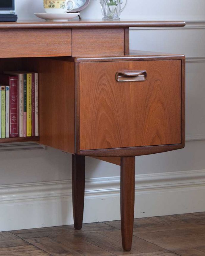 G-PLAN(Gプラン)　アンティーク家具　カッコイイ北欧テイストのビンテージ家具、G-planのライティングデスク（机）。どこに置いてもカッコよく似合います。(x-1160-f)