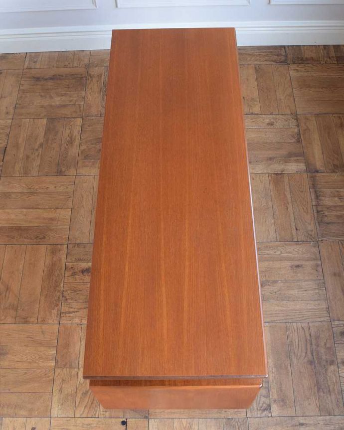 G-PLAN(Gプラン)　アンティーク家具　カッコイイ北欧テイストのビンテージ家具、G-planのライティングデスク（机）。デスクとしても使える広々天板広々とした天板の上はデスクとしても使えるように塗装もキレイに修復しました。(x-1160-f)