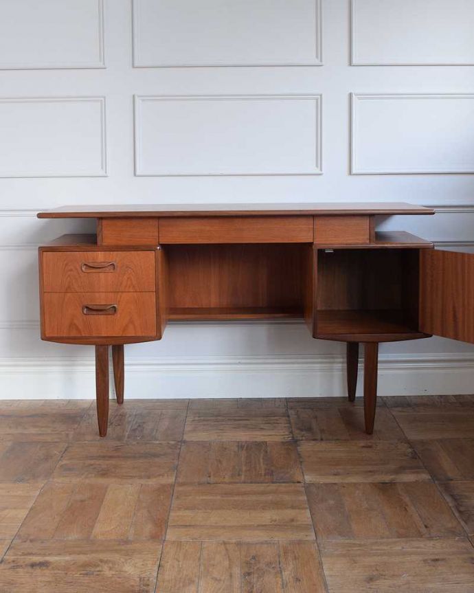 G-PLAN(Gプラン)　アンティーク家具　カッコイイ北欧テイストのビンテージ家具、G-planのライティングデスク（机）。扉の奥はたっぷり収納扉を開けると、中にはたっぷりの収納。(x-1160-f)