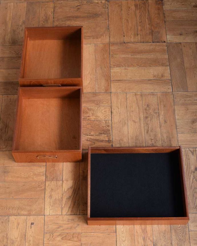 G-PLAN(Gプラン)　アンティーク家具　カッコイイ北欧テイストのビンテージ家具、G-planのライティングデスク（机）。キレイにお直ししました引き出しの中も修復の際、専門の職人がキレイにしました。(x-1160-f)