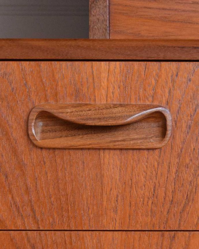 G-PLAN(Gプラン)　アンティーク家具　カッコイイ北欧テイストのビンテージ家具、G-planのライティングデスク（机）。デザインの一部になっている取っ手取っ手のデザインもシンプルかつ機能的に。(x-1160-f)