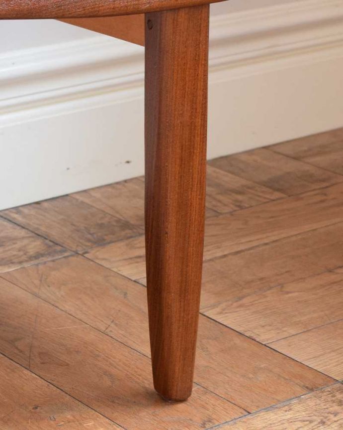 G-PLAN(Gプラン)　アンティーク家具　カッコイイ北欧テイストのビンテージ家具、G-planのライティングデスク（机）。 女性1人でラクラク運べちゃう仕掛けHandleのアンティークは、脚の裏にフェルトキーパーをお付けしています。(x-1160-f)