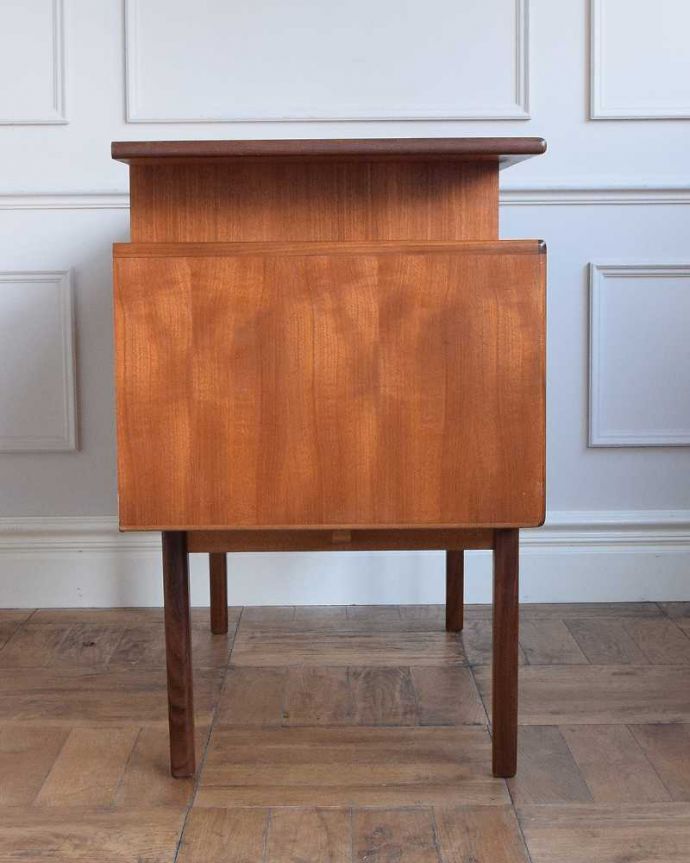 G-PLAN(Gプラン)　アンティーク家具　カッコイイ北欧テイストのビンテージ家具、G-planのライティングデスク（机）。横から見てもカッコいい北欧スタイルの家具は横から見てもクール。(x-1160-f)