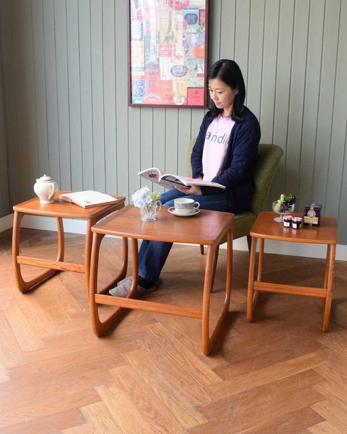 アンティークのテーブル　アンティーク家具　北欧系インテリアにピッタリなネイサンのヴィンテージネストテーブル。カッコよく3つが揃ったネストテーブルネストとは巣のこと。(x-1161-f)