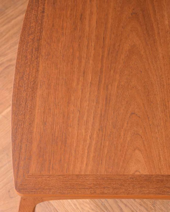 アンティークのテーブル　アンティーク家具　北欧系インテリアにピッタリなネイサンのヴィンテージネストテーブル。近くで見てみると･･･修復の際、塗装も一度剥離してキレイに修復しているのでピッカピカです。(x-1161-f)