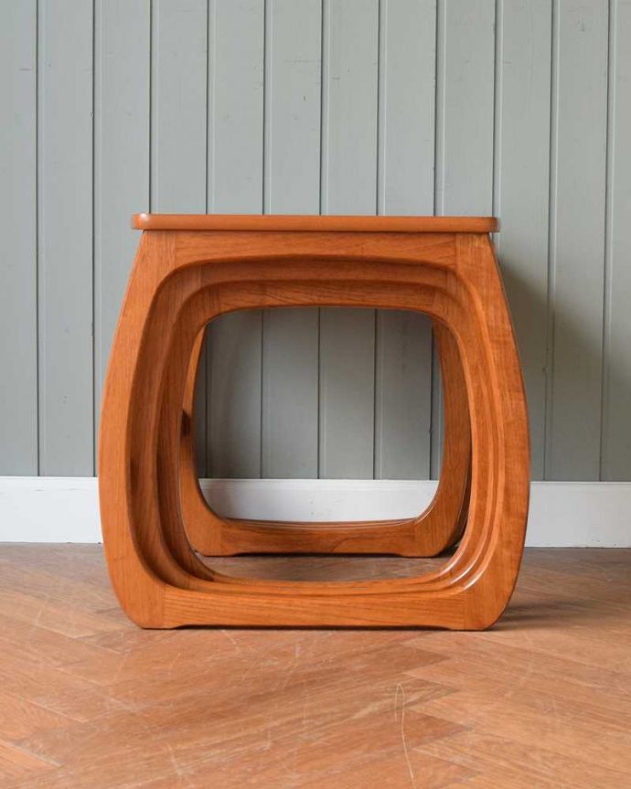 アンティークのテーブル　アンティーク家具　北欧系インテリアにピッタリなネイサンのヴィンテージネストテーブル。横から見てみると･･･3つがキレイに重なって、さらにスッキリとカッコイイ姿。(x-1161-f)