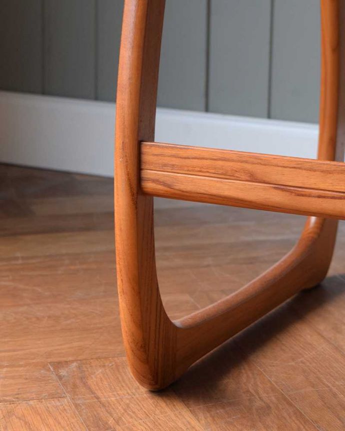 アンティークのテーブル　アンティーク家具　北欧系インテリアにピッタリなネイサンのヴィンテージネストテーブル。持ち上げなくても移動できます！Handleのアンティークは、脚の裏にフェルトキーパーをお付けしていますので、床を滑らせてれば移動が簡単です。(x-1161-f)