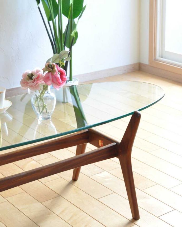 G-PLAN(Gプラン)　アンティーク家具　北欧スタイルのお部屋に似合うヴィンテージ家具、G-PLANのガラス天板コーヒーテーブル。木×ガラスが作り出すクールな優しさあたたかい木材の上にクールなガラス天板を乗せたシンプルなデザインは、見た目だけじゃなく使い勝手もバツグン。(x-1162-f)