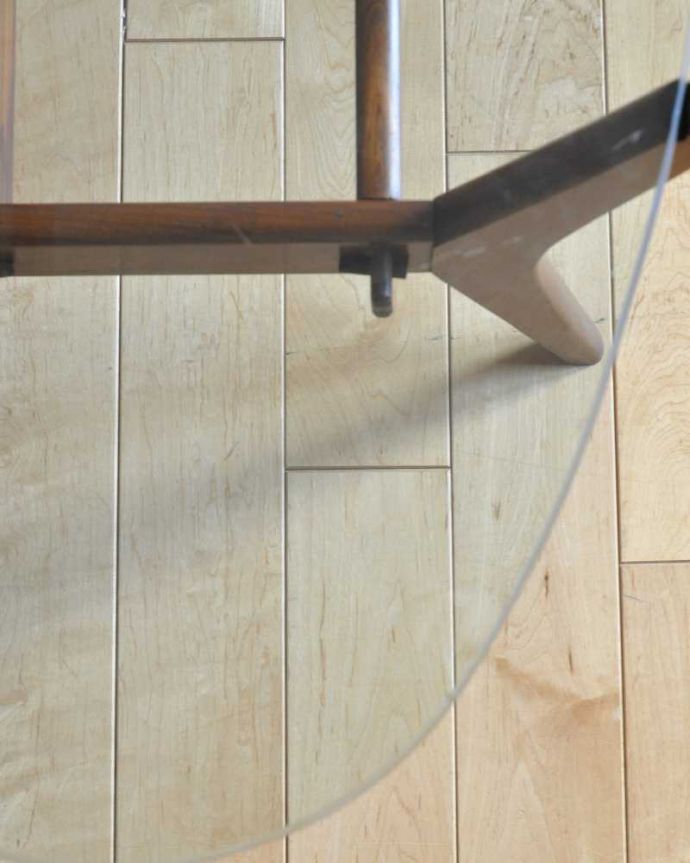 G-PLAN(Gプラン)　アンティーク家具　北欧スタイルのお部屋に似合うヴィンテージ家具、G-PLANのガラス天板コーヒーテーブル。天板を近くで見てみると･･･こんな感じでとってもキレイです！気になる方には新しいガラス天板に取り替えてお届けします。(x-1162-f)