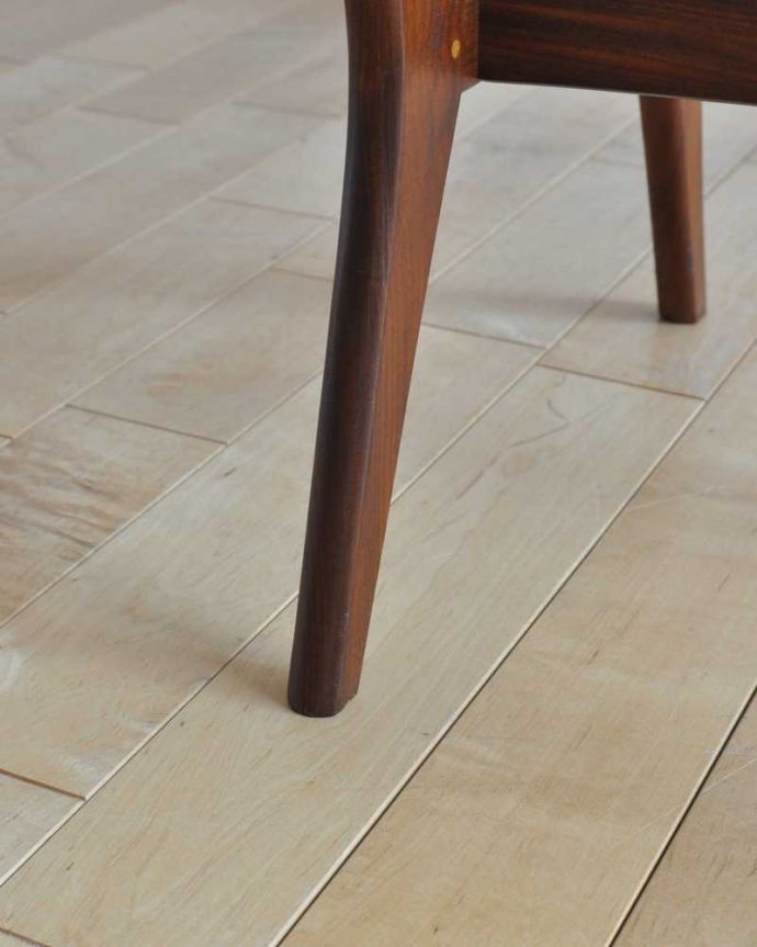 G-PLAN(Gプラン)　アンティーク家具　北欧スタイルのお部屋に似合うヴィンテージ家具、G-PLANのガラス天板コーヒーテーブル。女性1人でラクラク運べちゃう仕掛けHandleのアンティークは、脚の裏にフェルトキーパーをお付けしています。(x-1162-f)