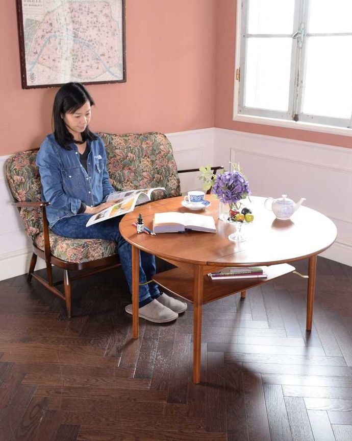 アンティークのテーブル アンティーク家具 機能的なアンティーク家具、棚が付いた便利なセンターテーブル。スマートなカッコよさが人気のヒミツ北欧デザインのコーヒーテーブルは見た目のカッコよさと、どんなお部屋にも似合っちゃうシンプルなデザインが人気です。(x-1163-f)