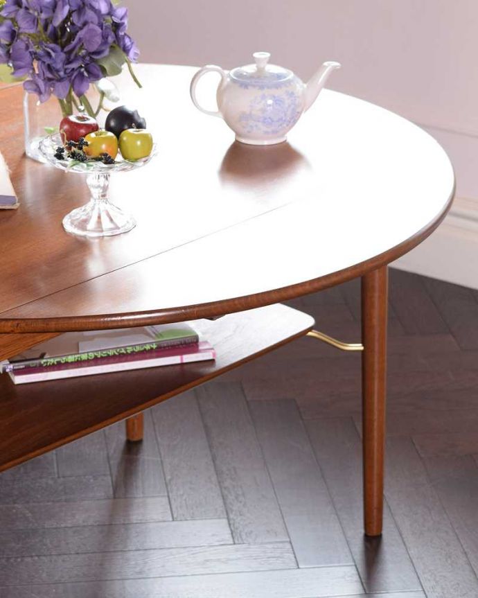 アンティークのテーブル アンティーク家具 機能的なアンティーク家具、棚が付いた便利なセンターテーブル。クールな表情の中に感じられるぬくもり・・・ヴィンテージの家具は一見クールな表情。(x-1163-f)