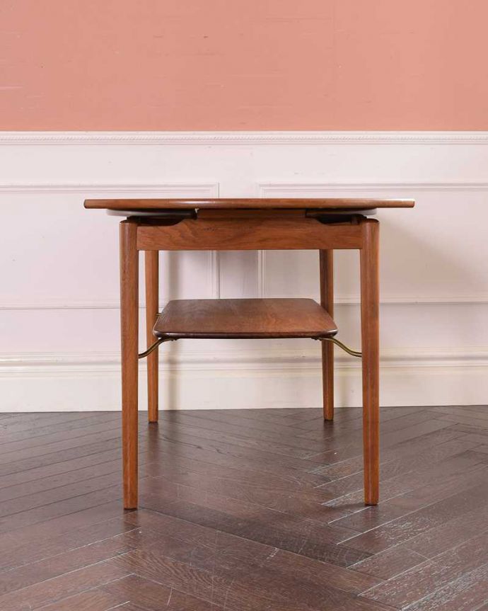 アンティークのテーブル アンティーク家具 機能的なアンティーク家具、棚が付いた便利なセンターテーブル。横から見てみてもカッコいい!北欧スタイルのテーブルは、横から見てもやっぱりスマートでカッコいいんです。(x-1163-f)