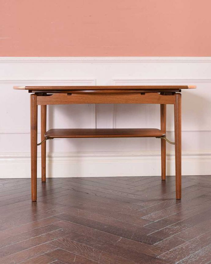 アンティークのテーブル アンティーク家具 機能的なアンティーク家具、棚が付いた便利なセンターテーブル。360度、どこから見てもカッコいい!アンティークは新品ではないので、もちろん経年変化によるキズはありますが、専門の職人がしっかりお直しをしているので、どの角度から見てもキレイです。(x-1163-f)