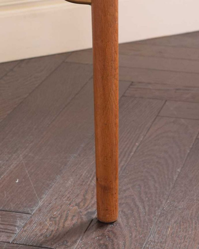 アンティークのテーブル アンティーク家具 機能的なアンティーク家具、棚が付いた便利なセンターテーブル。持ち上げなくても移動できます!Handleのアンティークは、脚の裏にフェルトキーパーをお付けしていますので、床を滑らせてれば移動が簡単です。(x-1163-f)