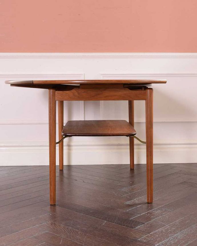 アンティークのテーブル アンティーク家具 機能的なアンティーク家具、棚が付いた便利なセンターテーブル。片方だけ開いても・・・人数に合わせて、3タイプで大きさを選べるので、片方だけ開くと、こんな感じです。(x-1163-f)