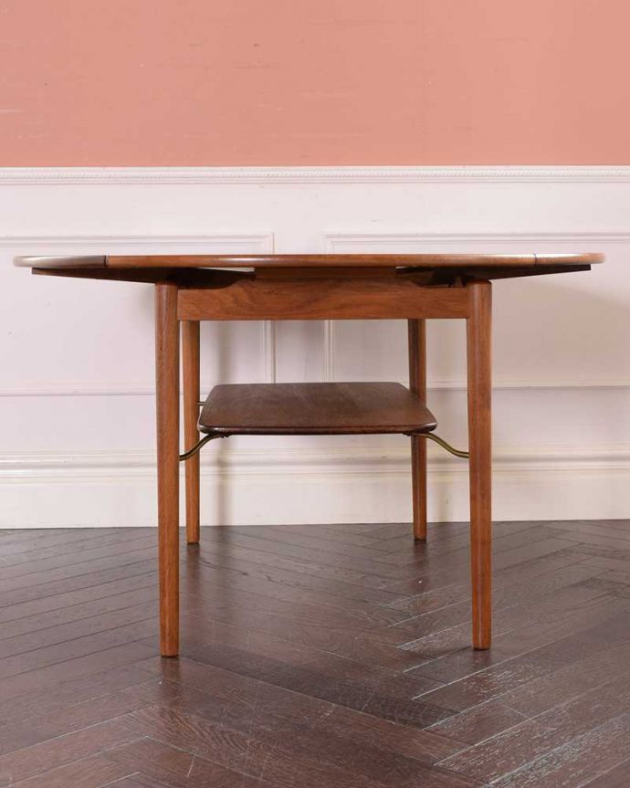 アンティークのテーブル アンティーク家具 機能的なアンティーク家具、棚が付いた便利なセンターテーブル。両方開くとかなり大きなサイズ!フランスサイズなので、両方開くとかなり大きなダイニング。(x-1163-f)