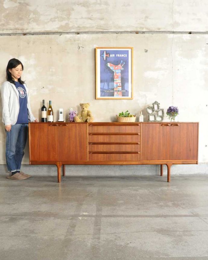 サイドボード アンティーク家具 イギリスのマッキントッシュ社、収納力がたっぷりあるヴィンテージサイドボード。人気のヒミツは北欧スタイルのデザインやっぱりスッキリとカッコイイ北欧デザインが人気のサイドボード。(x-1164-f)