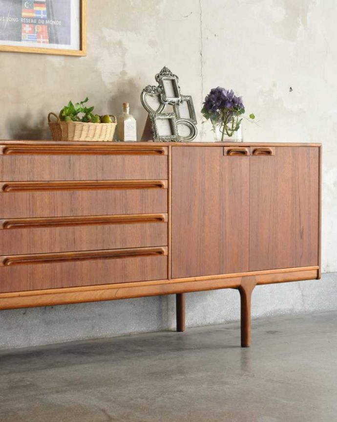 サイドボード アンティーク家具 イギリスのマッキントッシュ社、収納力がたっぷりあるヴィンテージサイドボード。ヴィンテージ家具らしいあたたかさ。(x-1164-f)