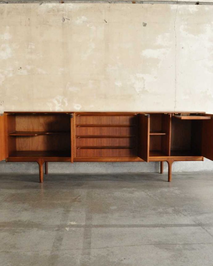 サイドボード アンティーク家具 イギリスのマッキントッシュ社、収納力がたっぷりあるヴィンテージサイドボード。扉の奥はたっぷり収納扉を開けると、中にはたっぷりの収納。(x-1164-f)