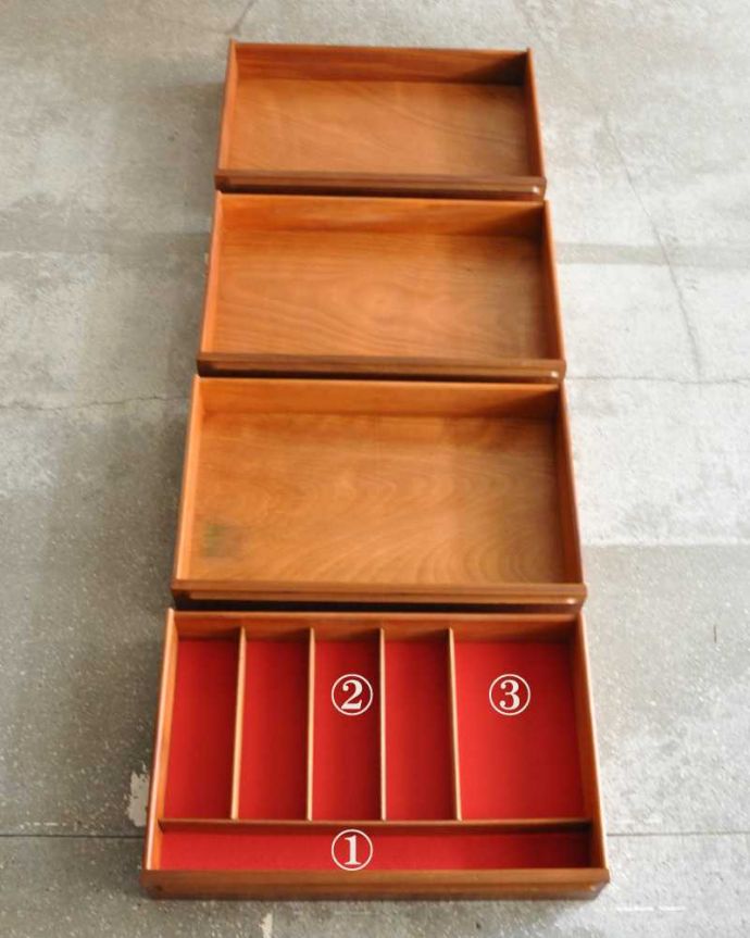 サイドボード アンティーク家具 イギリスのマッキントッシュ社、収納力がたっぷりあるヴィンテージサイドボード。キレイにお直ししました引き出しの中も修復の際、専門の職人がキレイにしました。(x-1164-f)