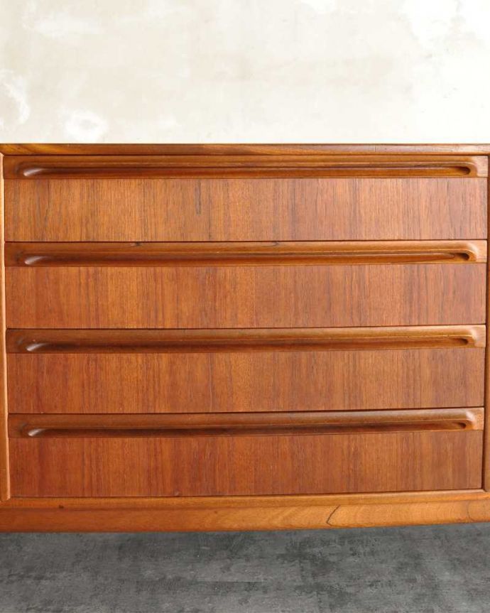 サイドボード アンティーク家具 イギリスのマッキントッシュ社、収納力がたっぷりあるヴィンテージサイドボード。デザインの一部になっている取っ手取っ手のデザインもシンプルかつ機能的に。(x-1164-f)