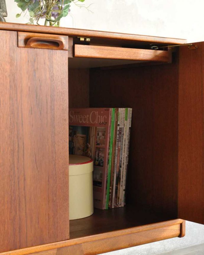 サイドボード アンティーク家具 イギリスのマッキントッシュ社、収納力がたっぷりあるヴィンテージサイドボード。扉の中は収納たっぷりA4サイズの雑誌までしっかり収納出来ちゃう大きさ。(x-1164-f)