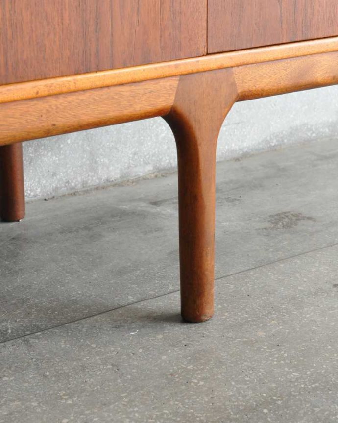 サイドボード アンティーク家具 イギリスのマッキントッシュ社、収納力がたっぷりあるヴィンテージサイドボード。スッキリとした脚の裏には…Handleの家具の脚裏にはフェルトキーパーをお付けしています。(x-1164-f)