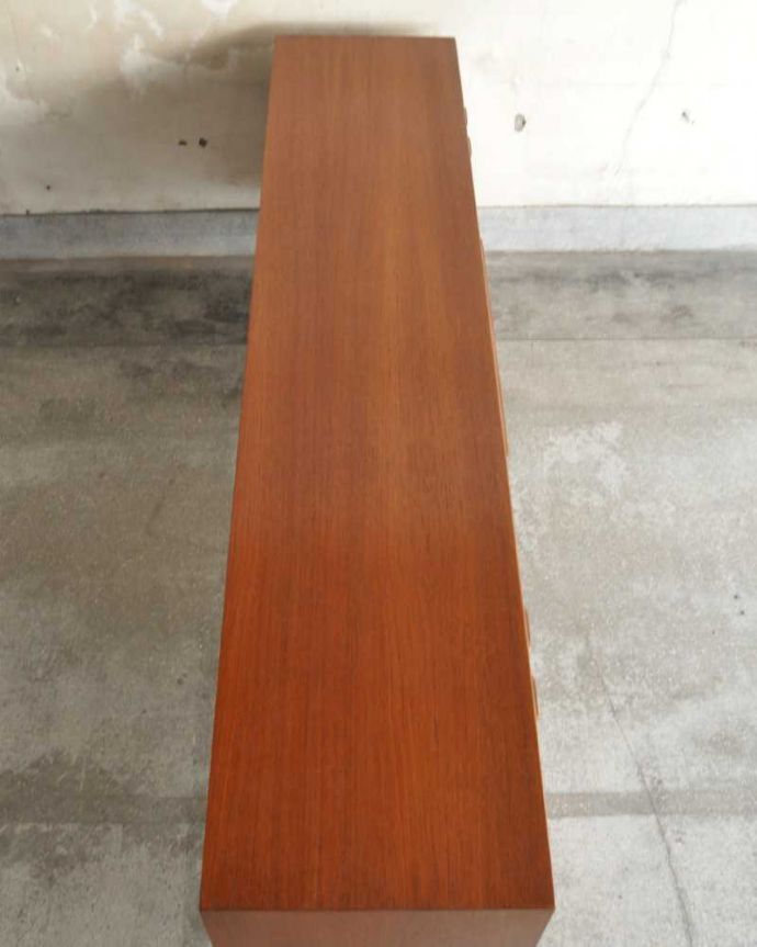 サイドボード アンティーク家具 イギリスのマッキントッシュ社、収納力がたっぷりあるヴィンテージサイドボード。天板の塗装もキレイに仕上げましたヴィンテージの家具は修復方法が様々。(x-1164-f)